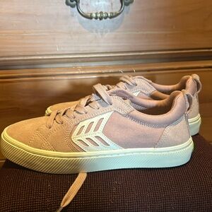 NWOT Cariuma sneakers size 7 pink